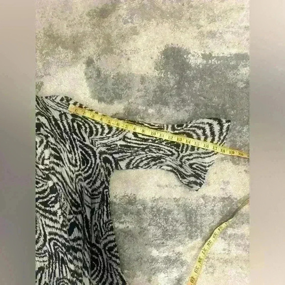 Women’s White&Black New York City Design Blouse - Picture 5 of 5